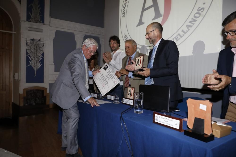 Entrega de distinciones a los antiguos alumnos del Instituto Jovellanos.