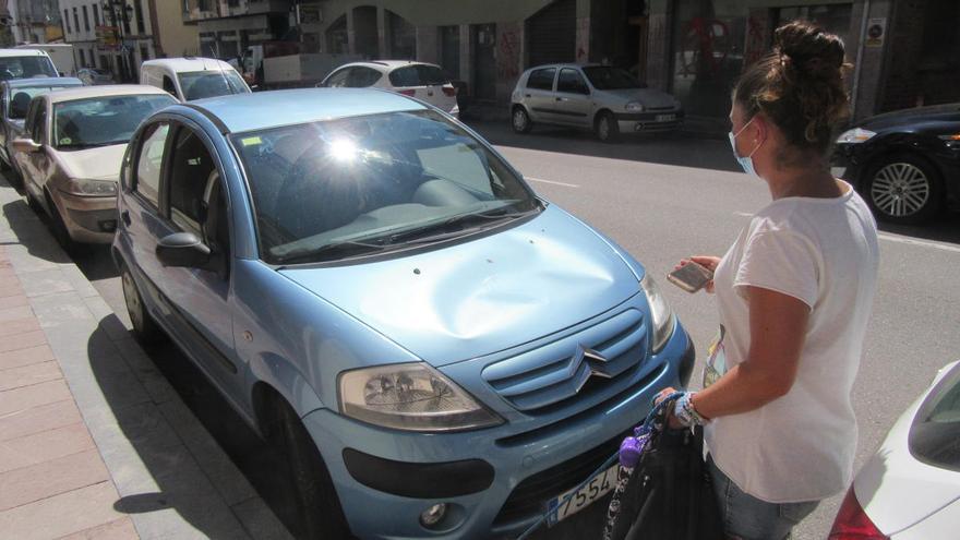 La canguesa Ana González, observando los desperfectos que ocasionaron a su coche