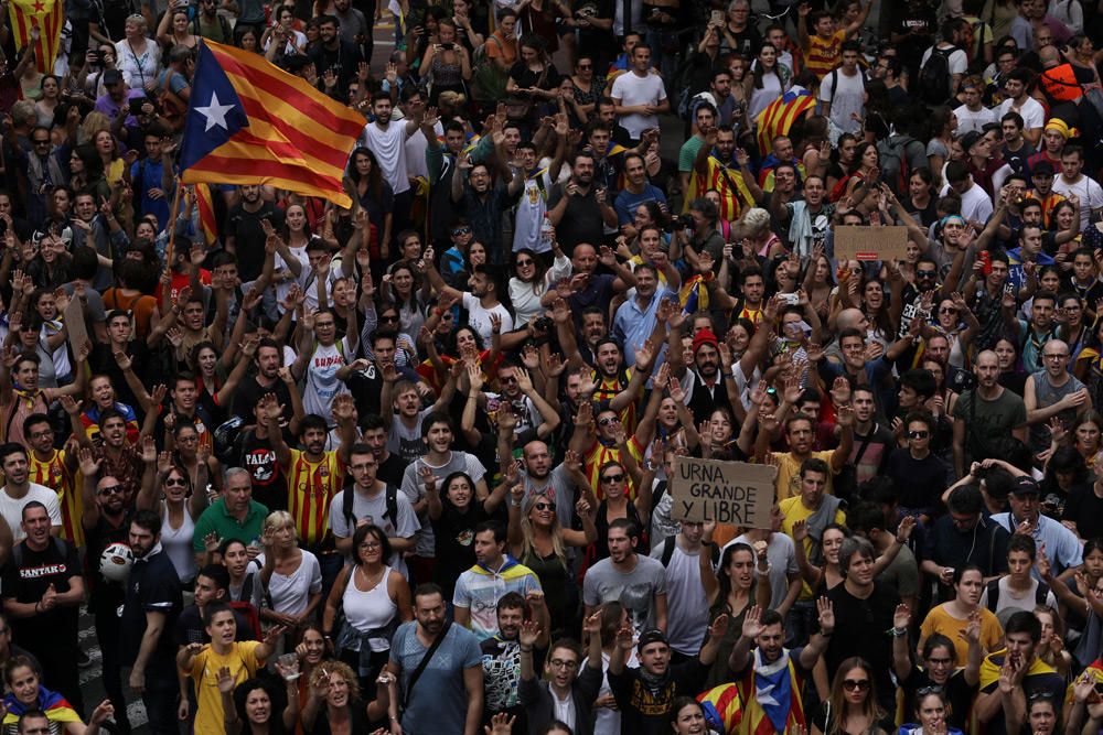 Multitudinaria concentración en Barcelona en protesta por las cargas del 1-O