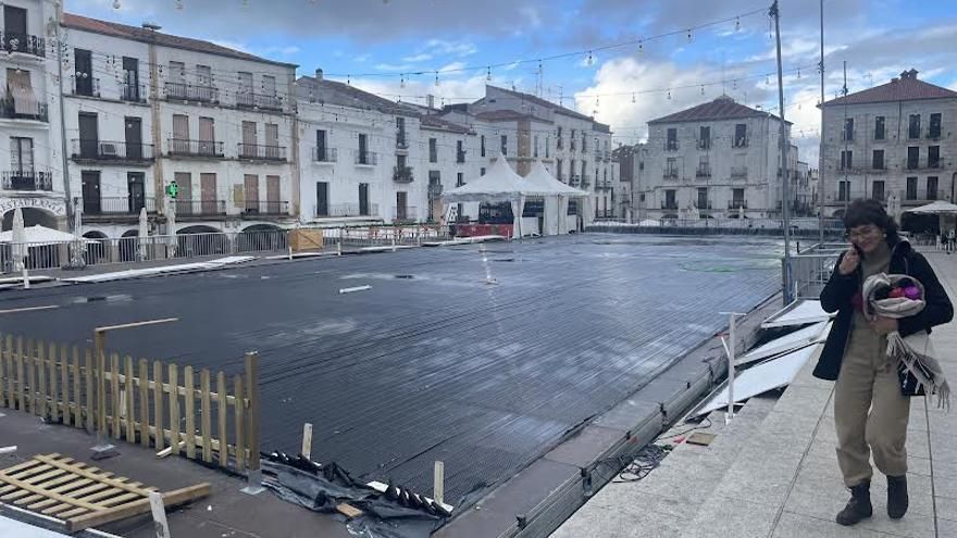 Galería | La lluvia deja a Cáceres sin pista de hielo