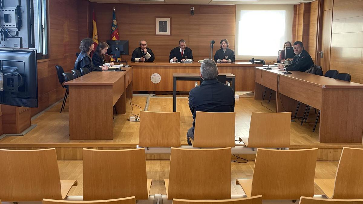 Imagen del condenado, sentado ayer en el banquillo de los acusados de la Audiencia de Castellón.