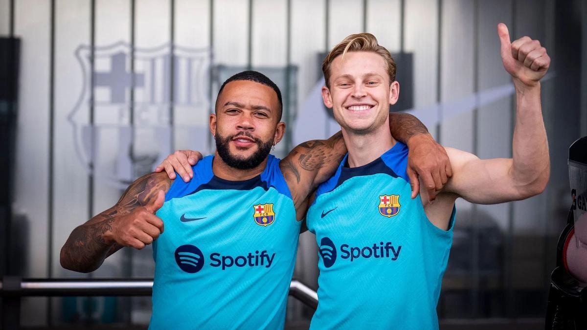 Memphis y Frenkie de Jong, en el entrenamiento del Barça.