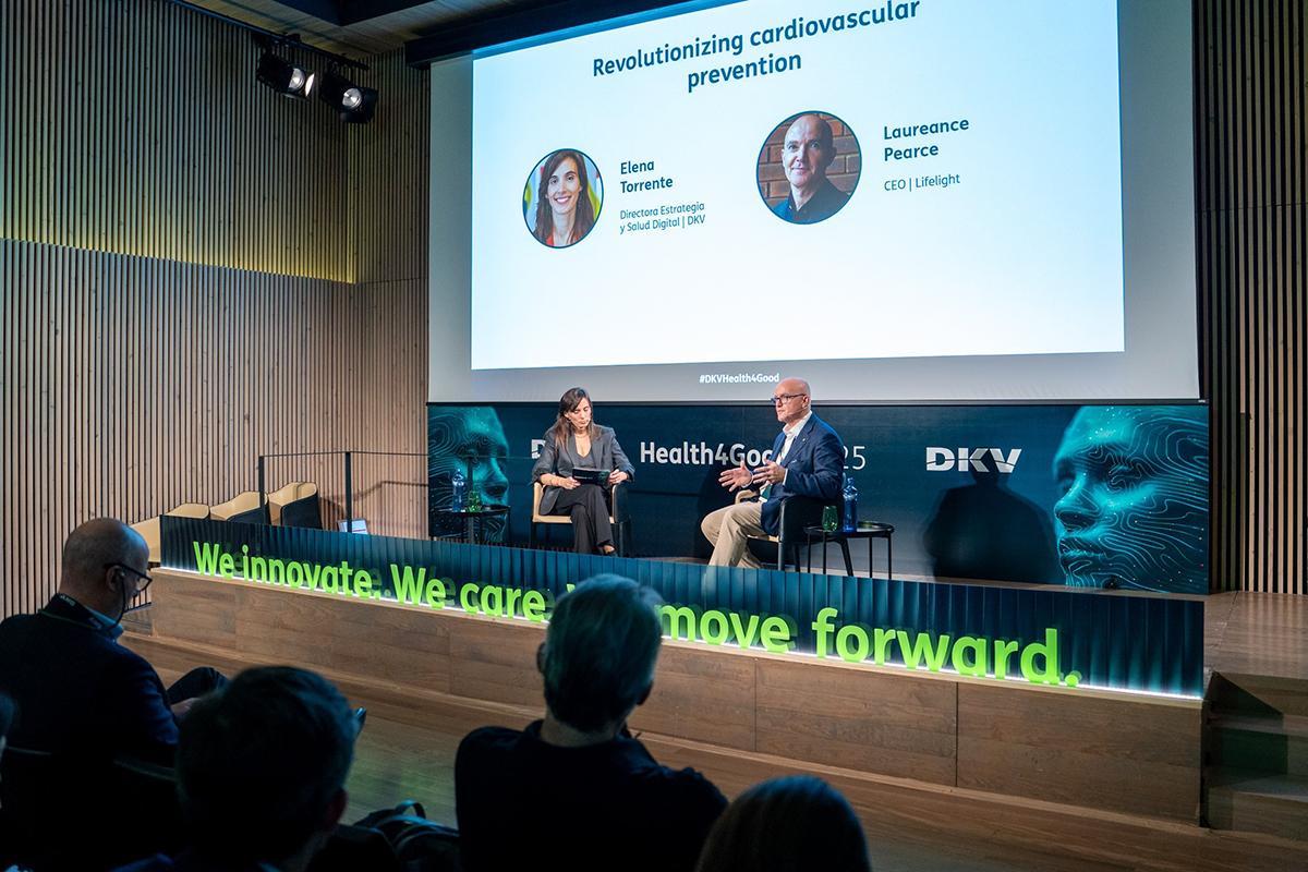 Elena Torrente (DKV) y Laurence Pearce (Lifelight)