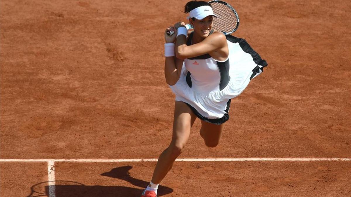 Garbiñe Muguruza desplegó su tenis agresivo en la Philippe Chatrier