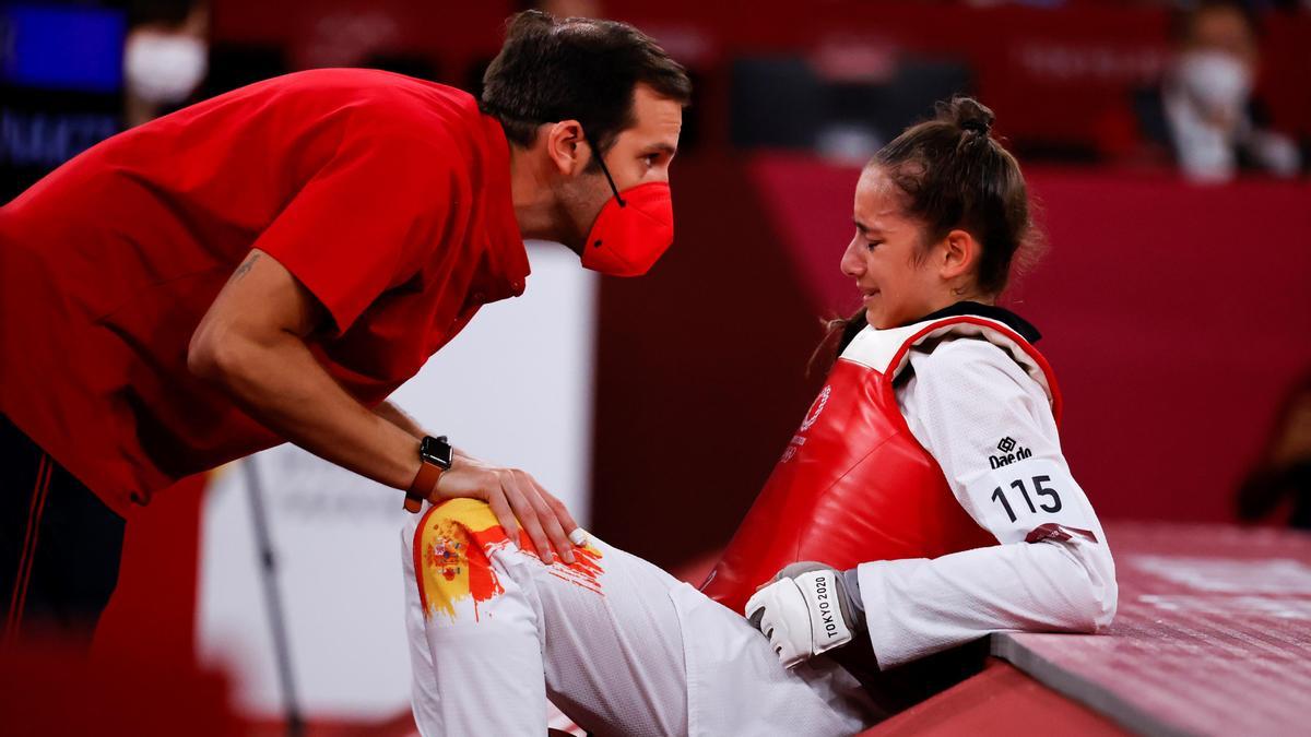 Adriana Cerezo junto a su entrenador tras caer en la final de taekwondo.