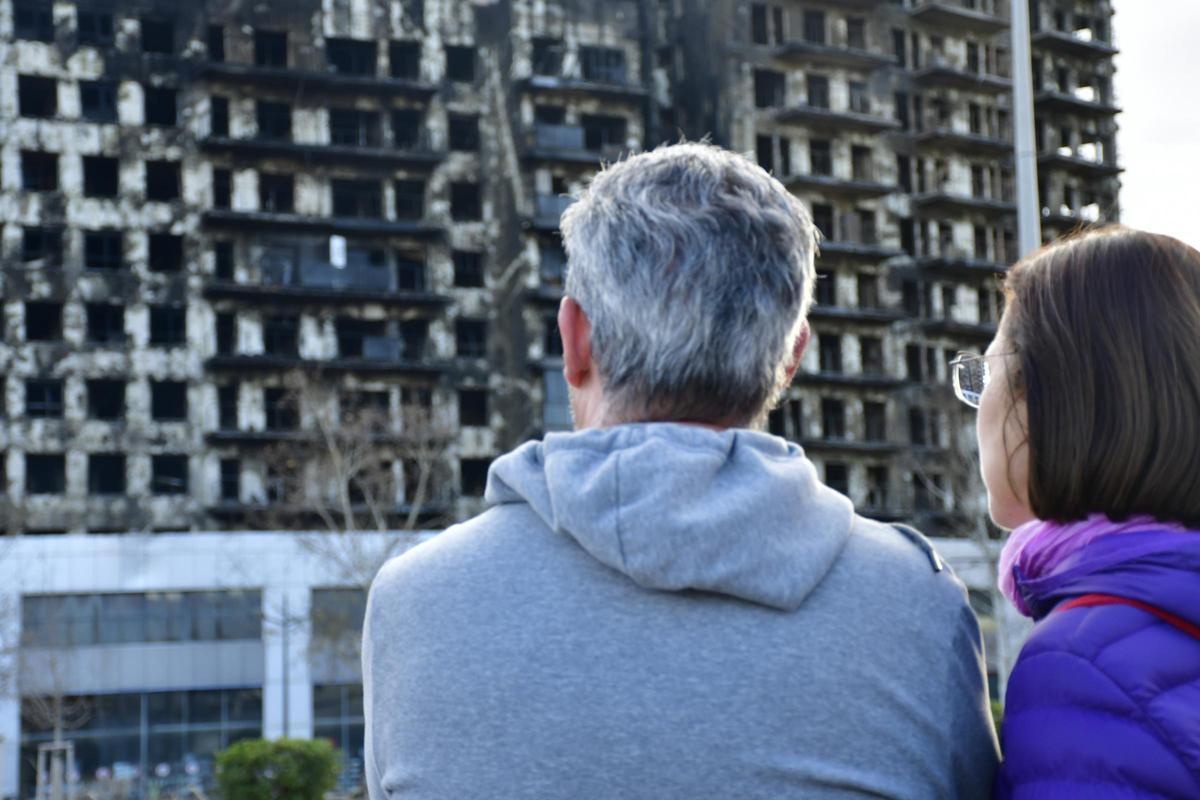 El edificio de Valencia reune vecinos y curiosos