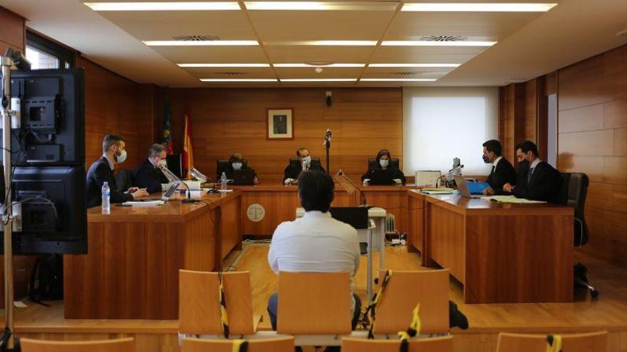 Imagen del ya condenado, sentado en el banquillo de los acusados de la Audiencia Provincial a finales de abril