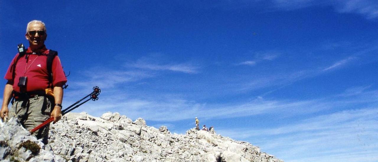 Oscar, cerca de la cima del Cuetu Tejáu. Al fondo, otros componentes del grupo, ya en la cumbre.