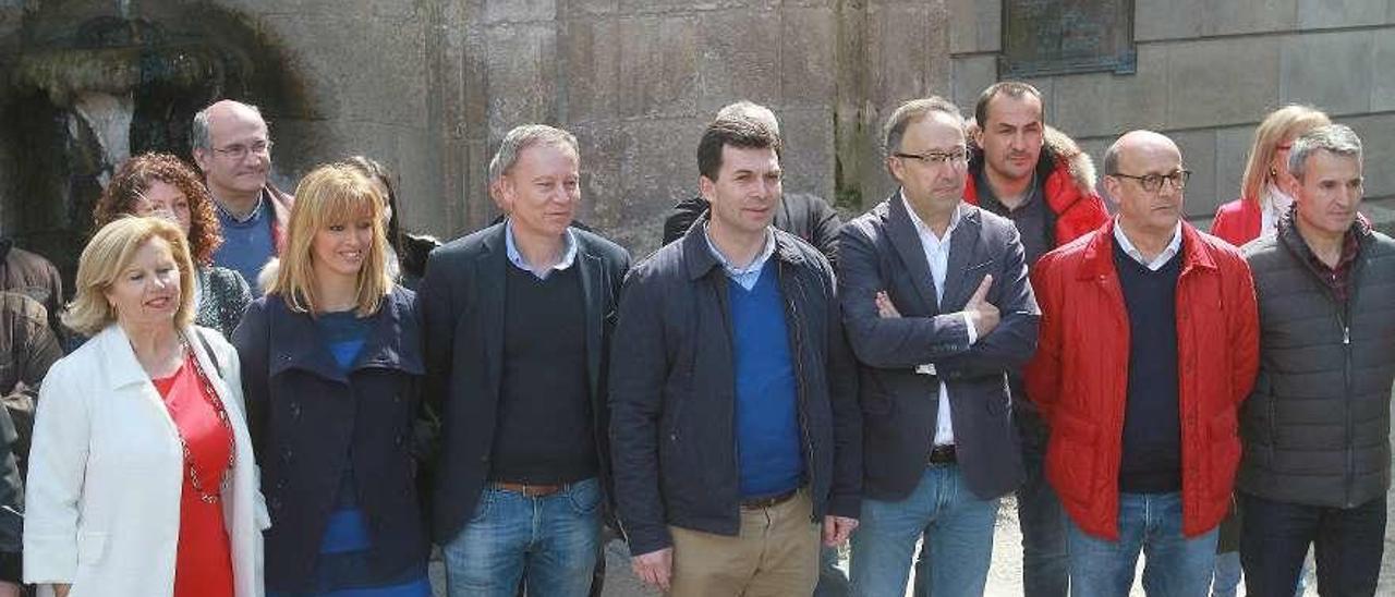 Gonzalo Caballero y Rodríguez Villarino, con los miembros de la candidatura del PSOE. // Iñaki Osorio