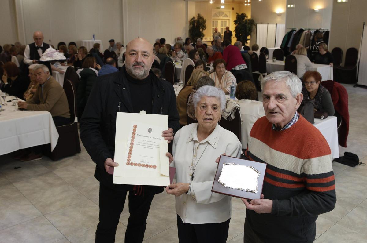 Guzmán Pendás, a la izquierda, junto a los homenajeados.
