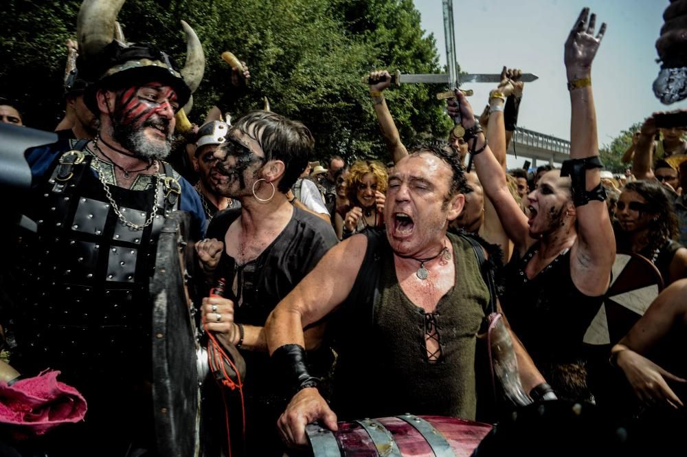 Las hordas vikingas desembarcan con sus armas y sus gritos de guerra en Catoira ante 30.000 personas.