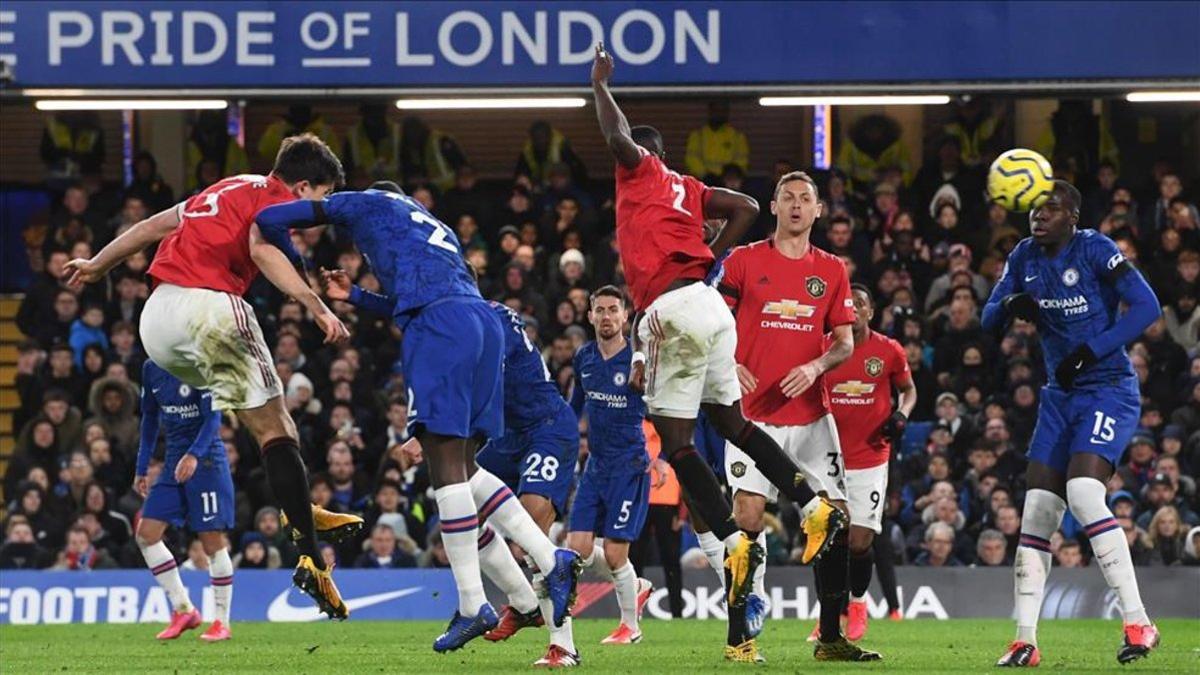 Harry Maguire anotó con este cabezazo el segundo gol del United en Stamford Bridge