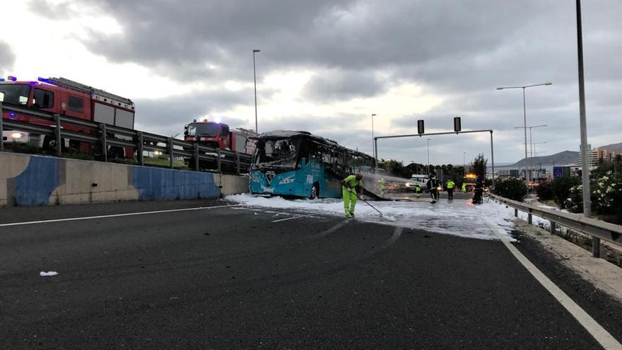 Una guagua de Global se incendia frente al Doctor Negrín