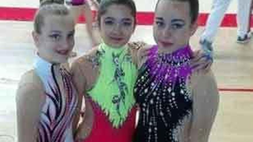 Tres de las gimnastas del C. R. Benavente.