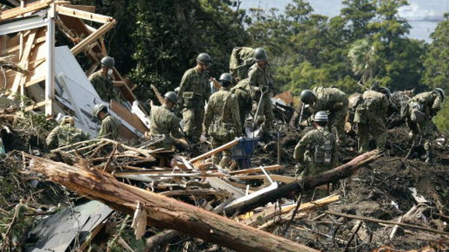 Soldados participan en las tareas de rescate.