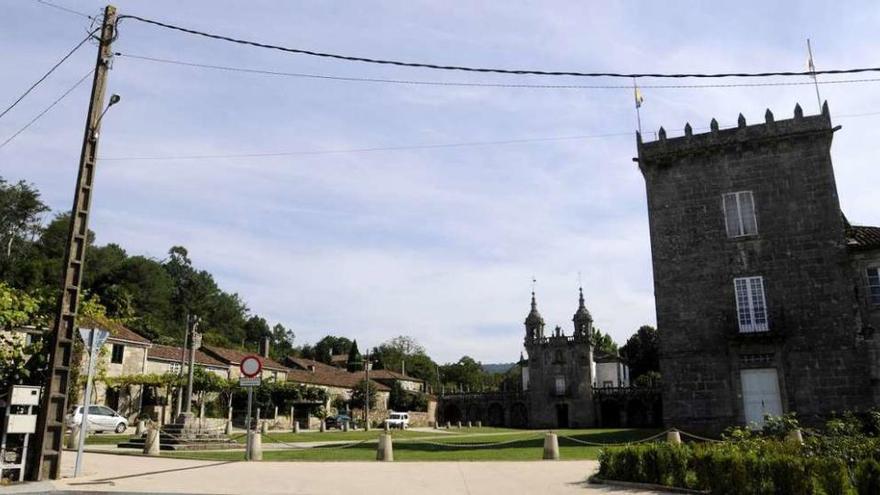 La plaza del Pazo de Oca continúa con los postes del tendido eléctrico. // Bernabé / Javier Lalín