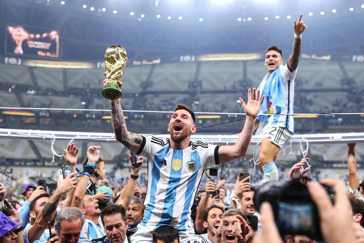 Lautaro Martínez, al fondo, durante la celebración del Mundial logrado por Argentina.