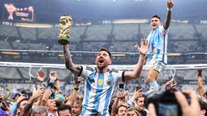 Lautaro Martínez, al fondo, durante la celebración del Mundial logrado por Argentina.