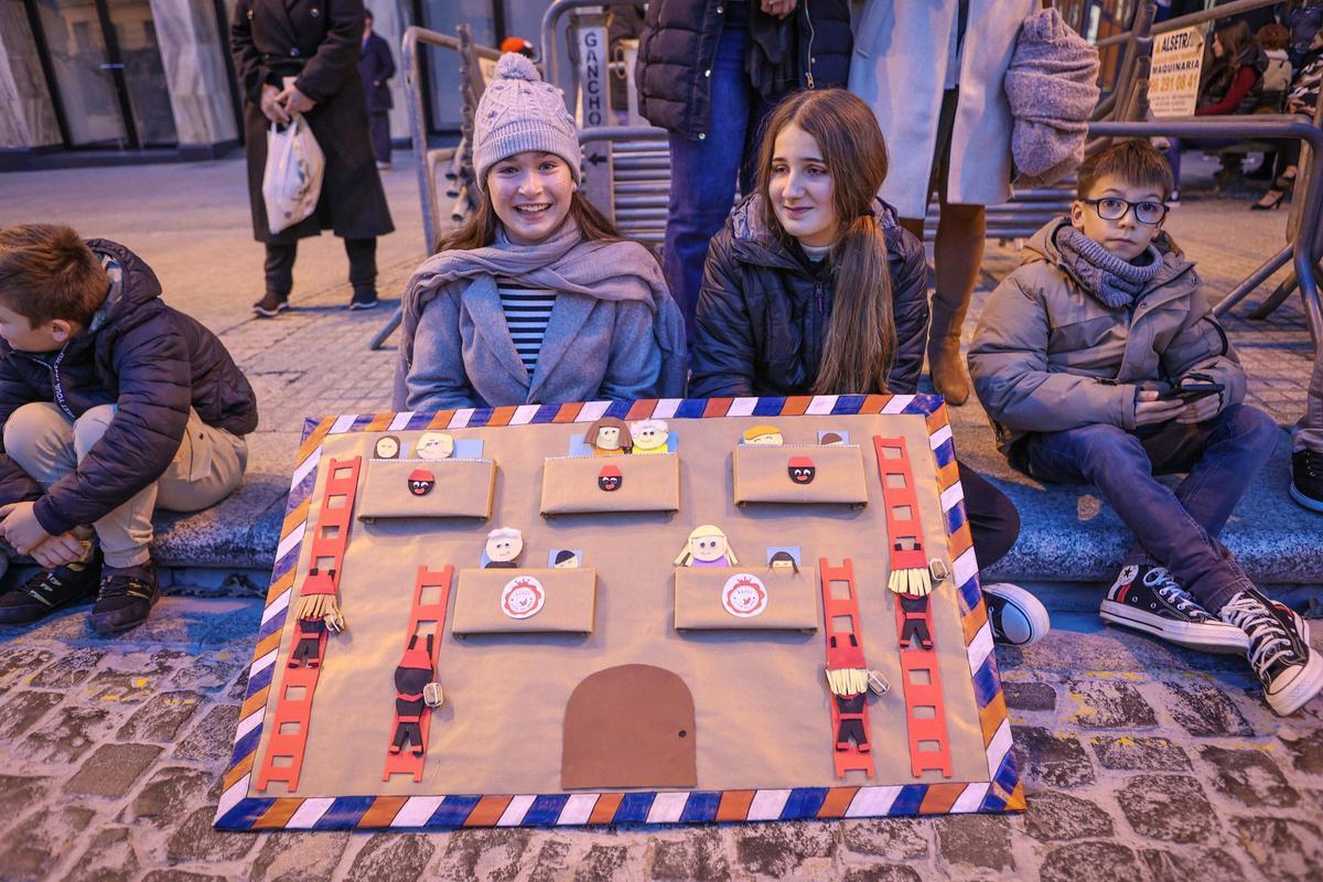 El Embajador Real y la entrega de cartas a las burritas llenan de ilusión las calles de Alcoy