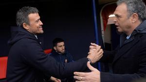 Luis Enrique y Caparrós se saludan en El Sadar.