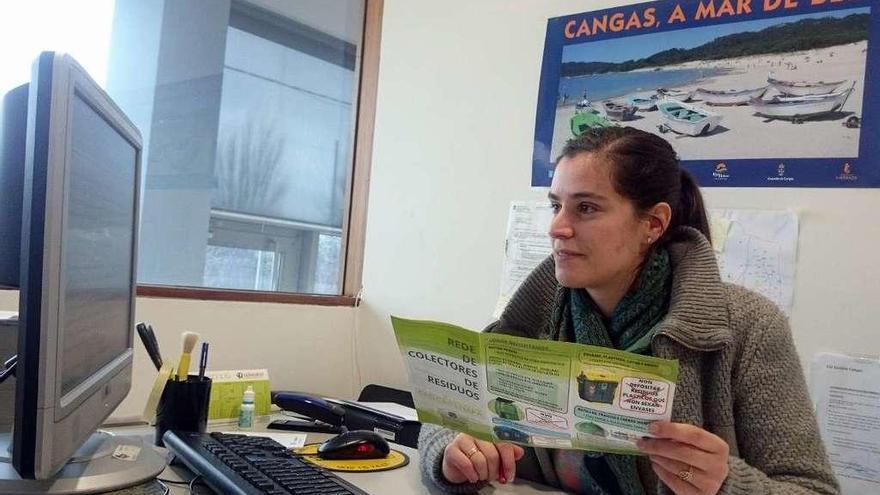 La concejala de Medio Ambiente y Turismo de Cangas, Tania Castro, en su despacho. // G.Núñez