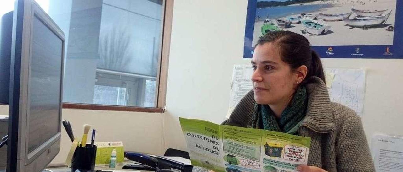 La concejala de Medio Ambiente y Turismo de Cangas, Tania Castro, en su despacho. // G.Núñez