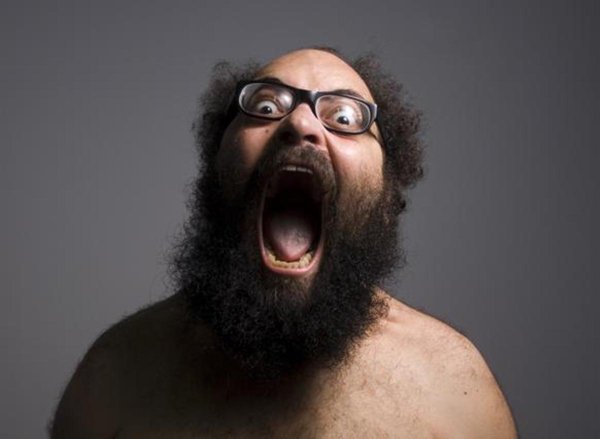 Foto de Ignatius Farray haciendo uno de sus gestos característicos.