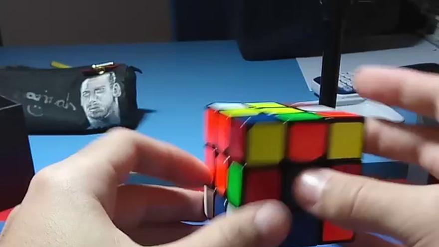 El cacereño Daniel Peix completa el cubo de Rubik en seis segundos