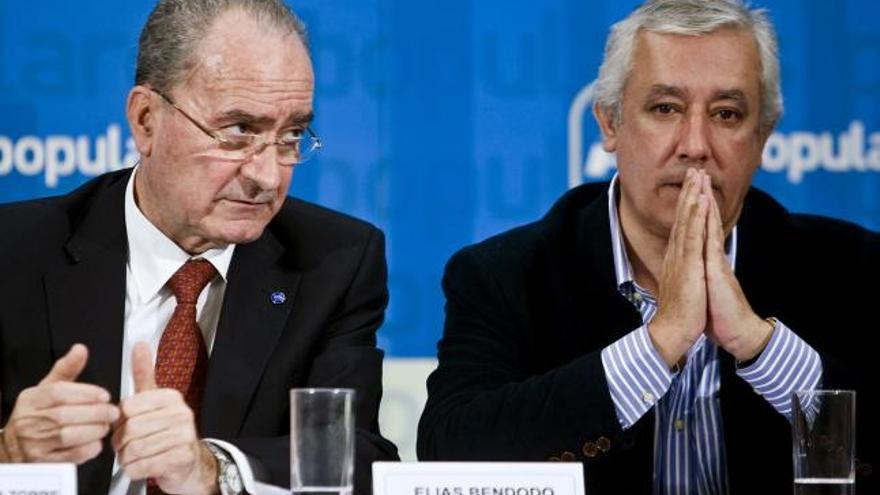 El presidente del PP-A, Javier Arenas (dcha), junto al alcalde de Málaga, Francisco de la Torre, durante la reunión del Comité de Dirección de su partido en Málaga.