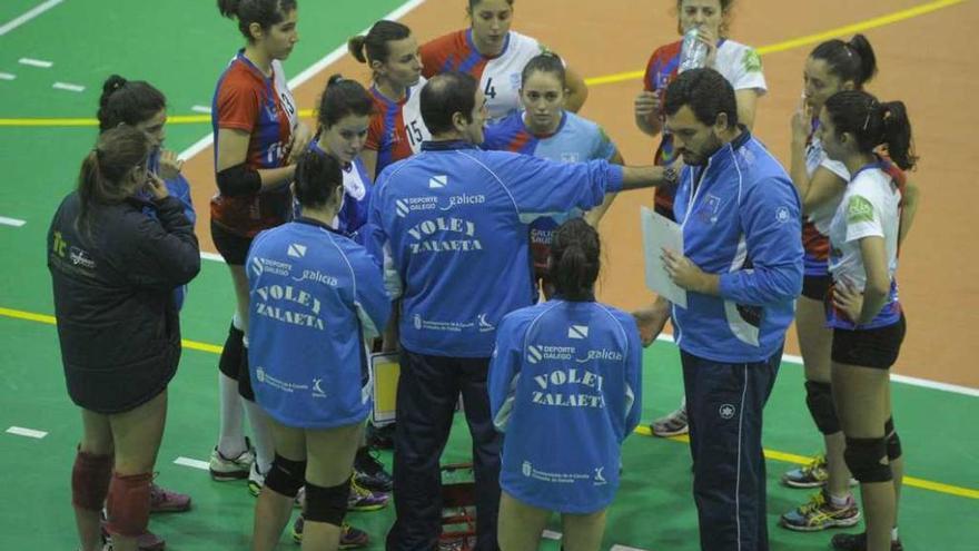 Jorge Barrrero da indicaciones a las jugadoras del Zalaeta en un partido de la temporada pasada.