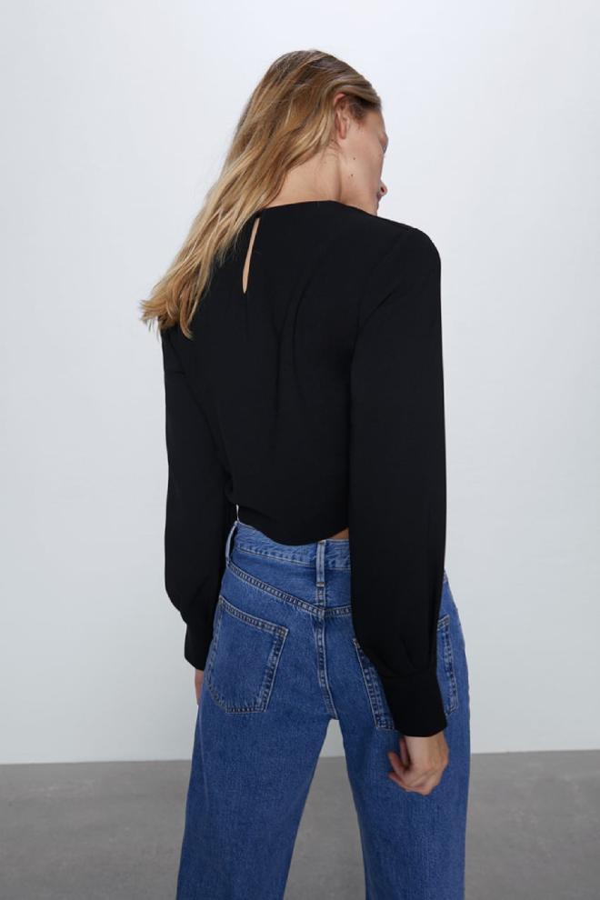 Hay un ‘crop top’ en Zara con el que no vas a pasar desapercibida