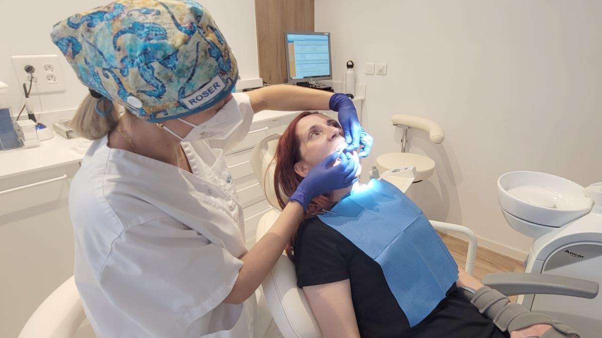 Dra. Roser Padró, ortodontista de l’IOMA de la Clínica Sant Josep, col·locant un dels aparells invisibles