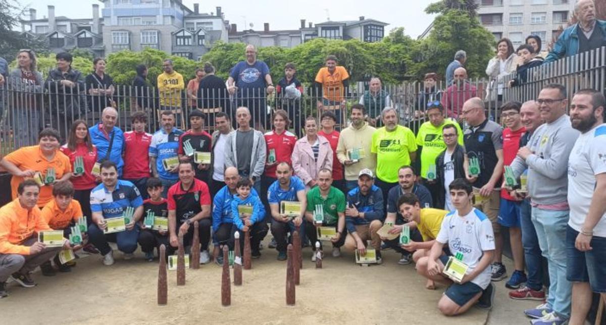 Foto de familia de los premiados en el XXXVII Memorial Cajetilla de Bolos. |