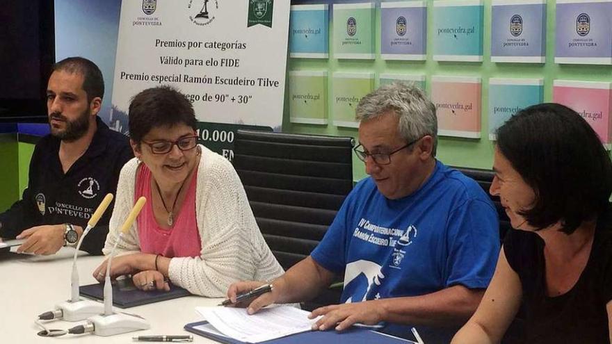 Presentación del torneo internacional y firma del convenio con el concello. // G. Santos