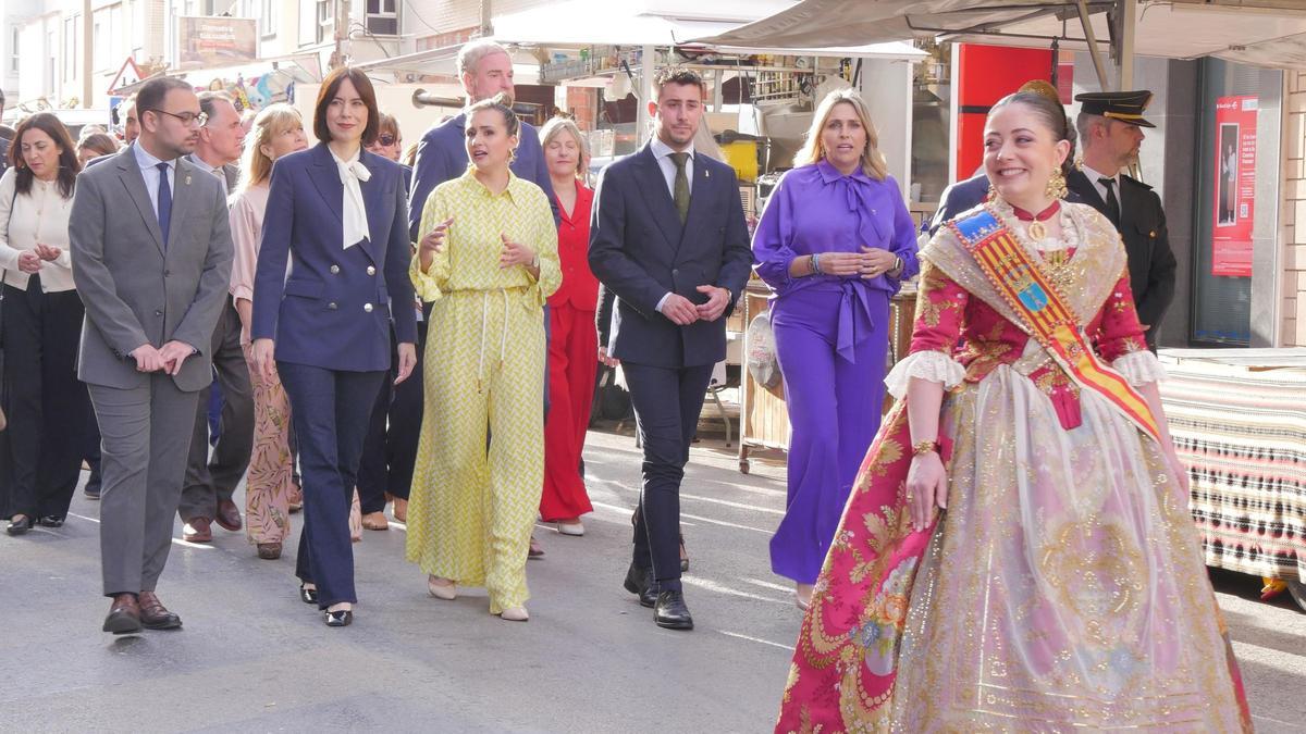 La ministra Diana Morant y la presidenta de la Diputación, junto a la alcaldesa y la reina de las fiestas de Sant Vicent.