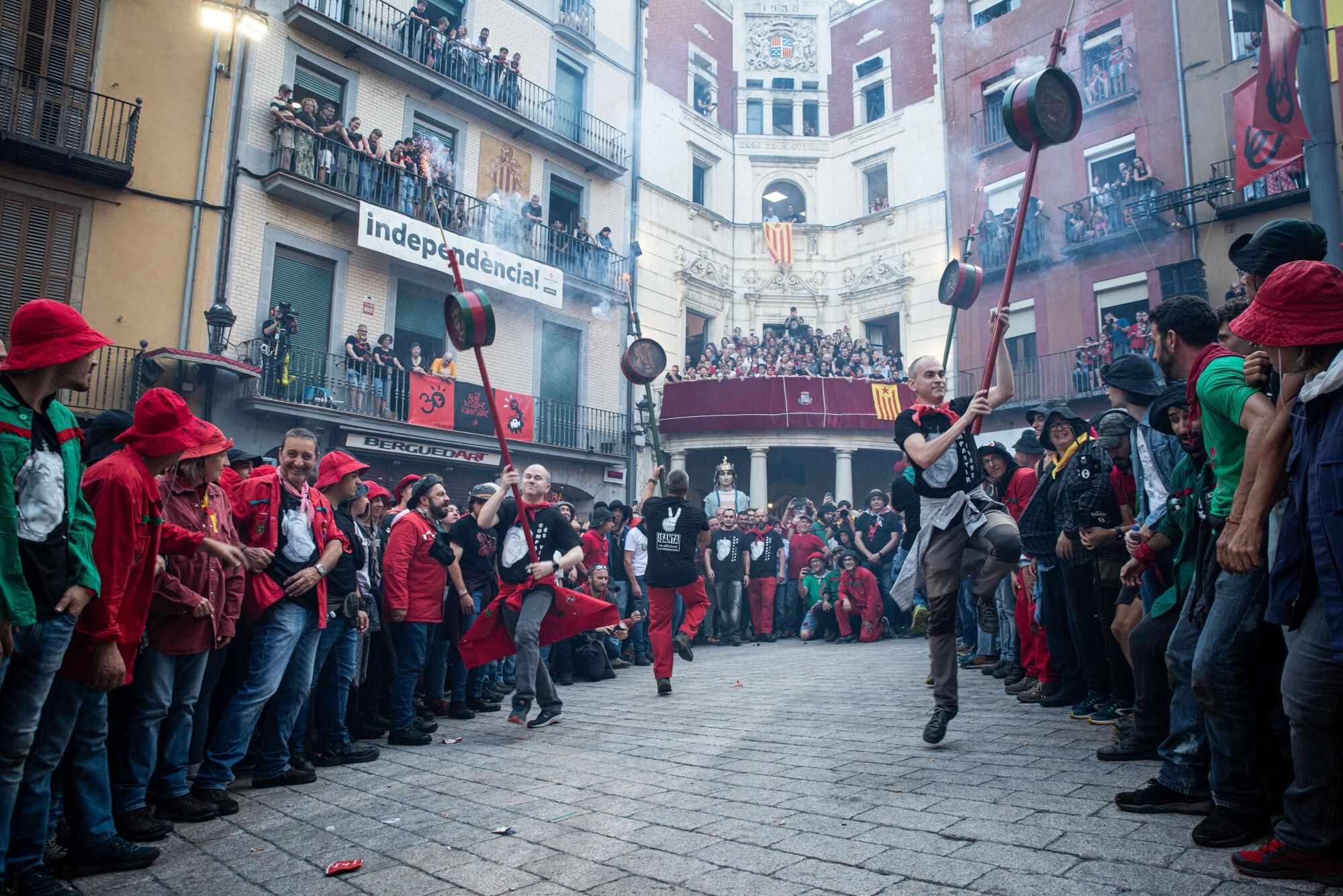 Les millors fotos dels primers salts del passacarrers de la Patum 2025