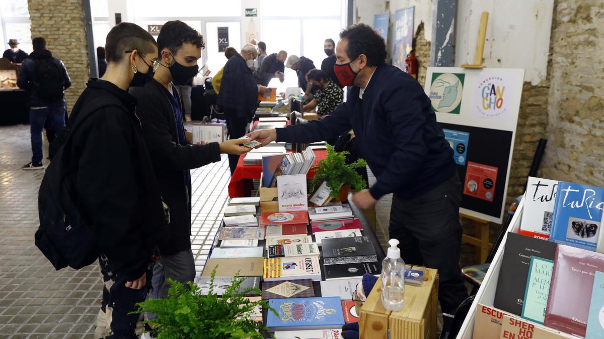 Imagen de este sábado de uno de los puestos del mercado, que este domingo abre de 10.30 a 14.00 y de 17.00 a 20.30 horas..