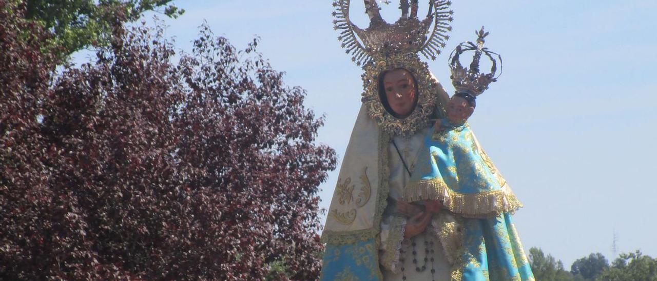 Nuestra Señora de la Carballeda, a hombros durante la romería. | E. R.