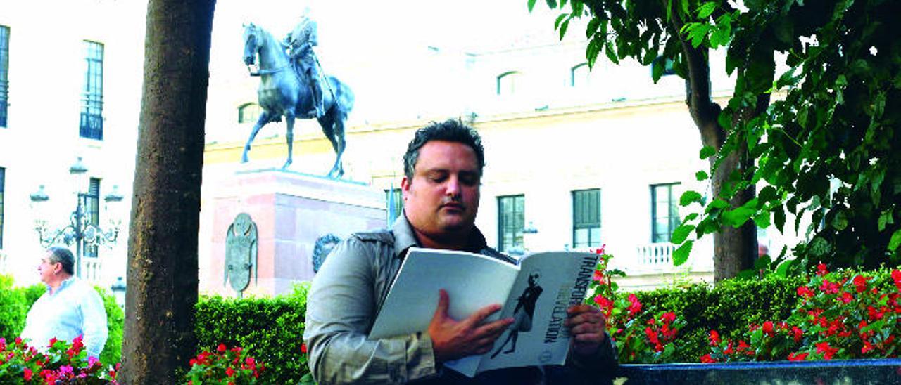 El canario Carlos Alonso Callero en la plaza de las Tendillas, Córdoba