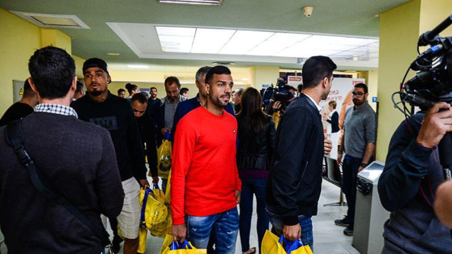 Visita de la UD Las Palmas al Materno Infantil