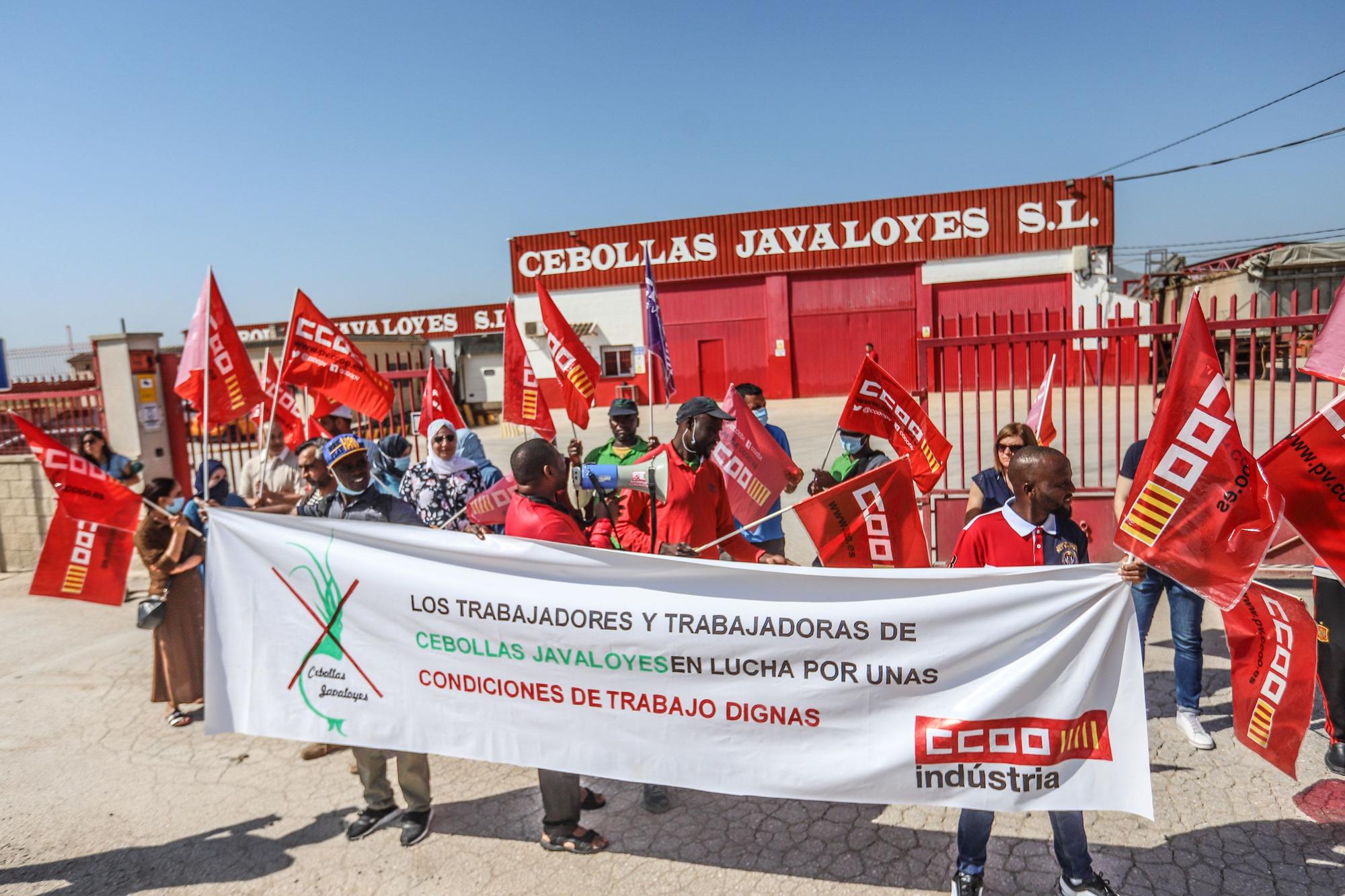 Trabajadores de Cebollas Javaloyes en Cox se concentran por "trato discriminatorio y represión sindical" en el día del Ramadán