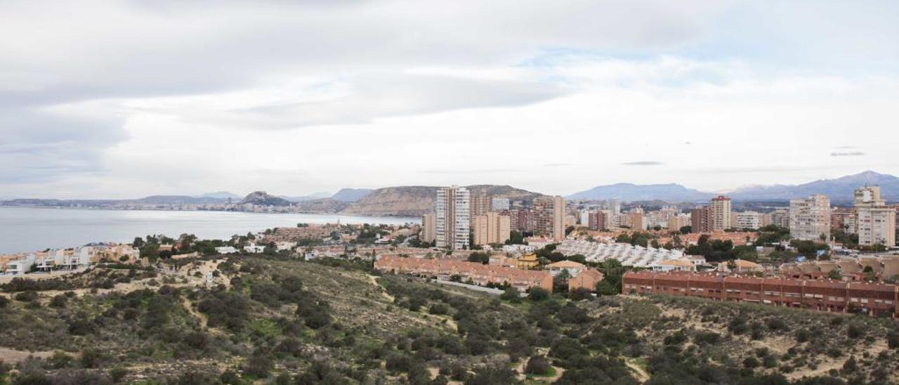 Vista general de la primera línea del mar en el Cabo de las Huertas, uno de las zonas que soportó un intenso proceso urbanizador.