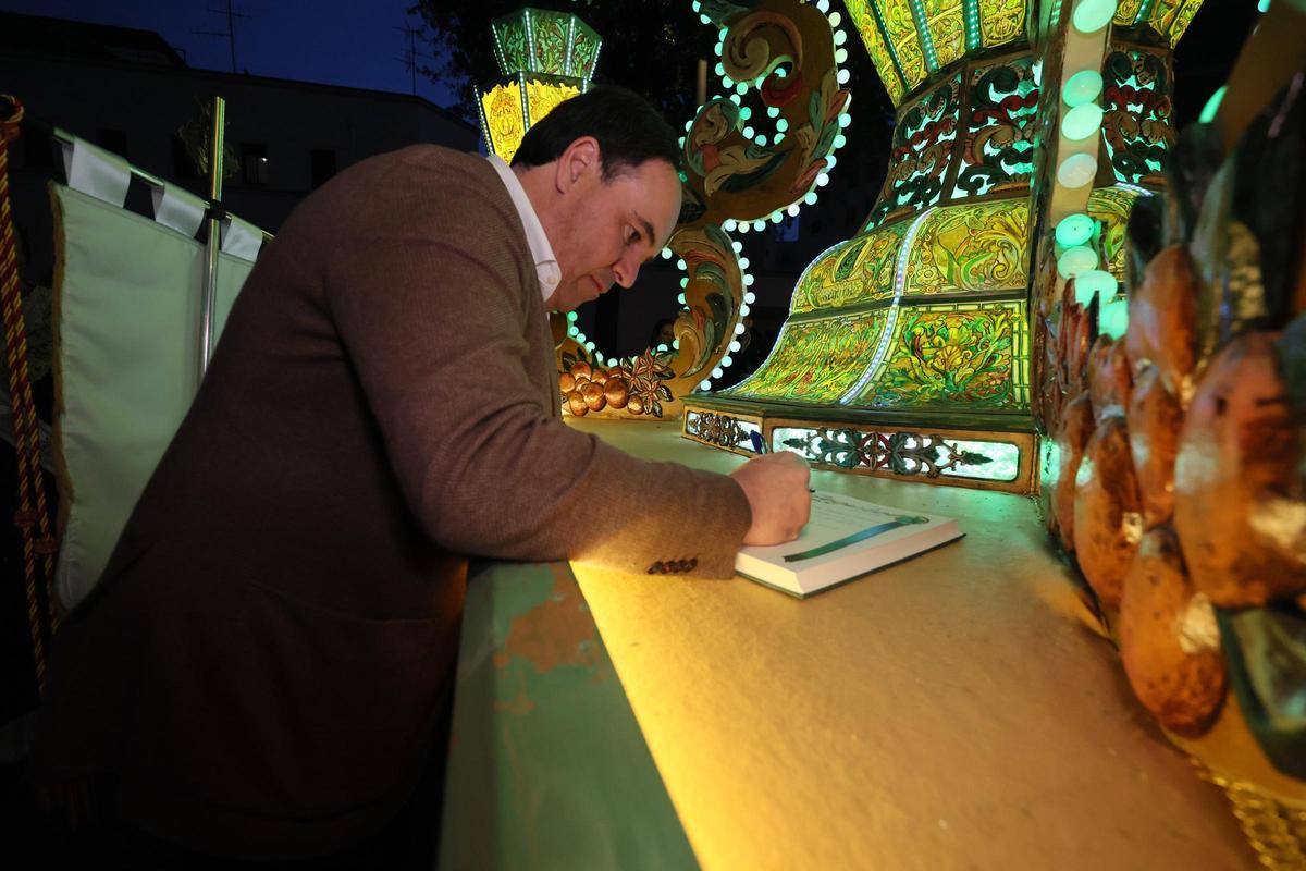 Pérez Llorca ratifica el apoyo de la Generalitat para "proteger nuestras señas de identidad como son las fiestas de la Magdalena"