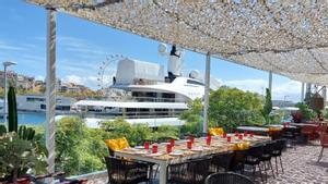 La terraza del restaurante Vraba, con vistas al Moll de la Barceloneta.