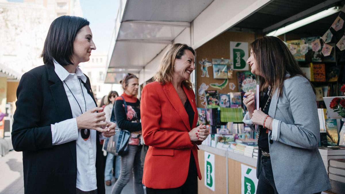 La regidora de Cultura de Castelló, María España, i l'alcaldessa, Begoña Carrasco, en la 41a Fira del Llibre.
