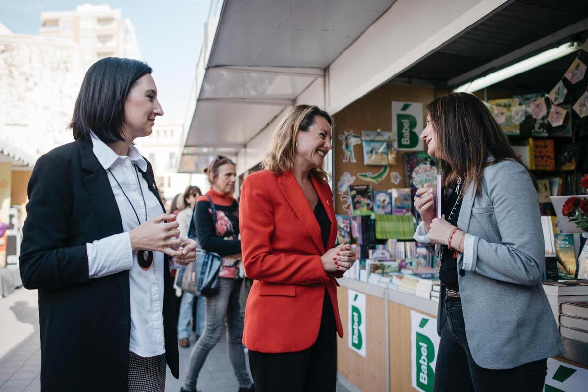 La regidora de Cultura de Castelló, María España, i l'alcaldessa, Begoña Carrasco, en la 41a Fira del Llibre.