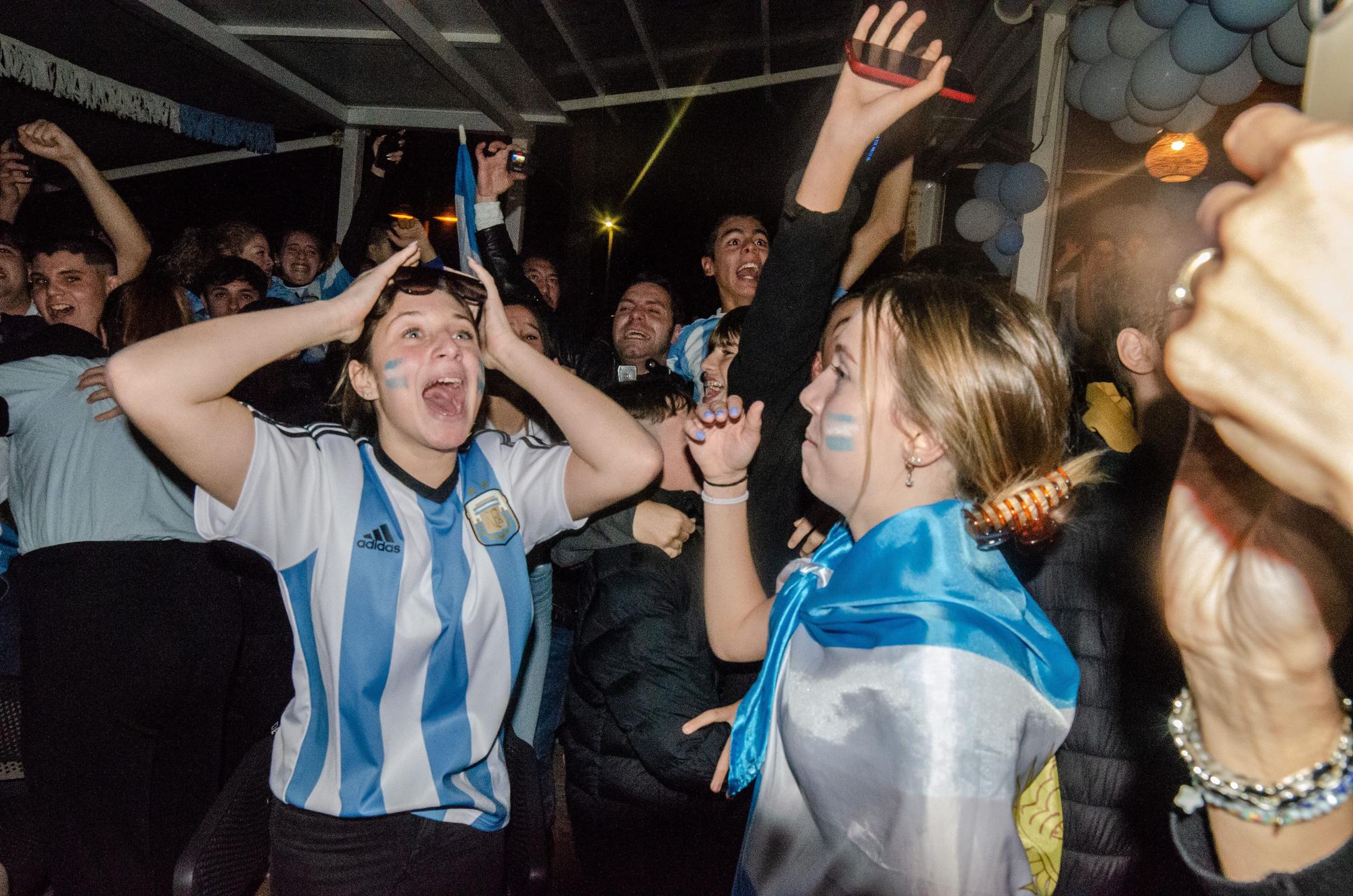 Argentinier feiern in Cala Millor den WM-Sieg ihrer Mannschaft.