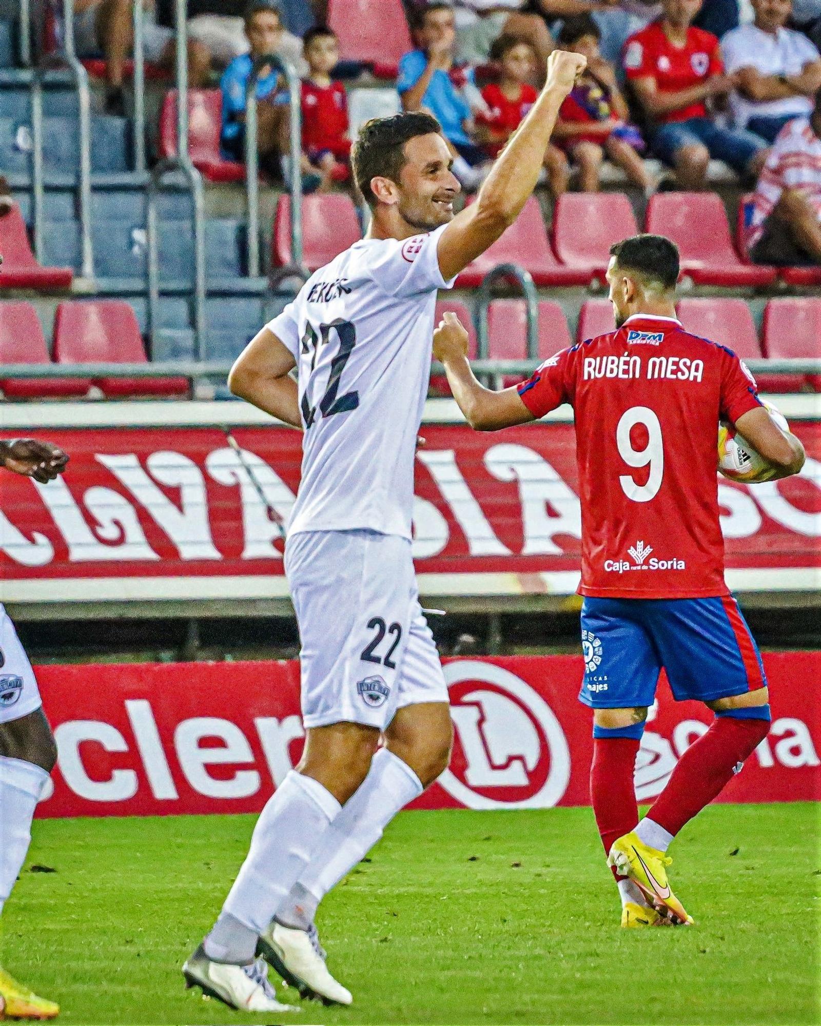 El central montenegrino Ivan Kecojevic celebra el tanto del triunfo en Los Pajaritos.