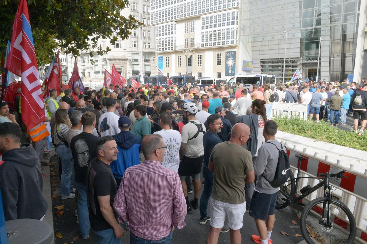 Los manifestantes se han concentrado ante un acto en el que participaba el presidente de la Xunta para demandar "un convenio digno".