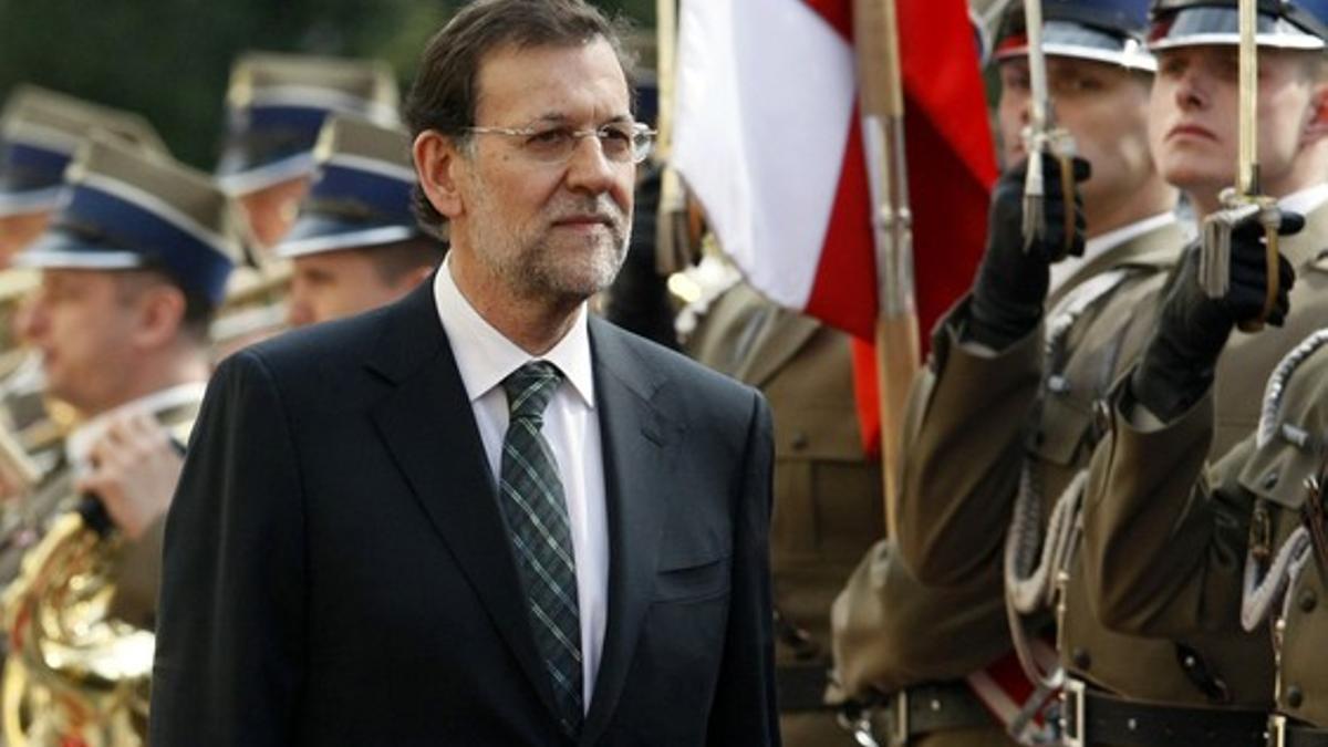 Mariano Rajoy pasa revista a la guardia de honor, hoy, en Varsovia.